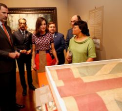 Sus Majestades los Reyes observan una bandera de la exposición “Recovered Memories: Spain, New Orleans, and the Support for the American Revolut