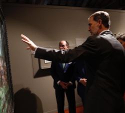 Sus Majestades los Reyes comentan un cuadro de la exposición “Recovered Memories: Spain, New Orleans, and the Support for the American Revolutio
