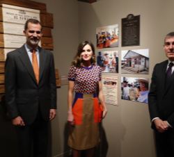 Sus Majestades los Reyes junto al presidente del Gobierno de Canarias, tras visitar la exposición “Recovered Memories: Spain, New Orleans, and t