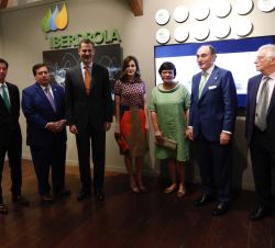 Fotografía de grupo de Sus Majestades los Reyes tras visitar la exposición “Recovered Memories: Spain, New Orleans, and the Support for the Amer