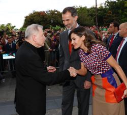 Sus Majestades los Reyes reciben el saludo del arzobispo de Nueva Orleans a su llegada a la Catedral de San Luis