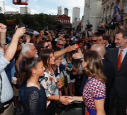 Sus Majestades los Reyes saludan a los ciudadanos de Nueva Orleans que se congregaban a su salida de la Catedral de San Luis