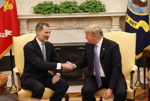 Saludo entre Don Felipe y Donald Trump en el Despacho Oval