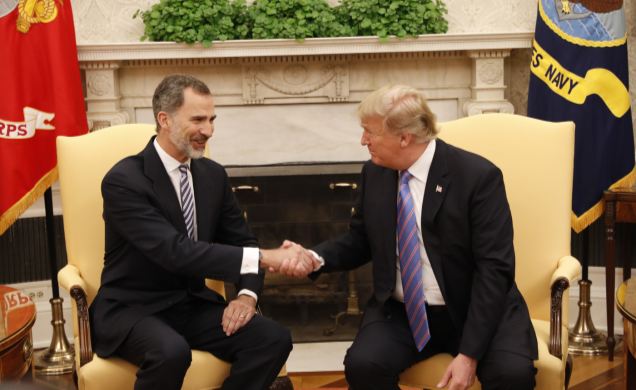 Saludo entre Don Felipe y Donald Trump en el Despacho Oval