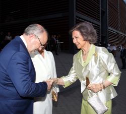 Su Majestad la Reina Doña Sofía recibe el saludo del Secretario de Estado de Cooperación Internacional y para Iberoamérica y el Caribe, Fernando Garcí