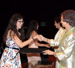 Doña Sofía durante la entrega de los diplomas a los alumnos más distinguidos durante el curso 2017-2018