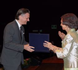 Su Majestad la Reina Doña Sofía entrega la Placa de la Escuela al profesor Jens Peter Maintz