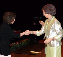 Su Majestad la Reina Doña Sofía entrega la Medalla de Honor de la Escuela a la profesora del departamento de grupos con piano, Marta Gulyas