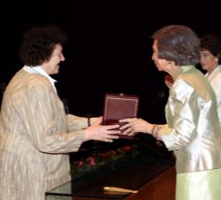 Su Majestad la Reina Doña Sofía entrega la Medalla de Honor de la Escuela a la profesora de cátedra de piano Fundación Banco Santander, Galina Eguiaza