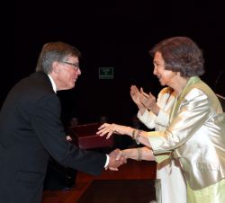 Su Majestad la Reina Doña Sofía entrega la Medalla de Honor de la Escuela al asesor de la Escuela Superior de Música Reina Sofía y rector de la Royal 