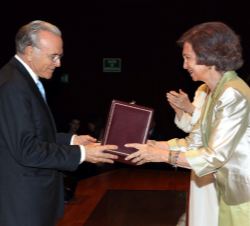 Su Majestad la Reina Doña Sofía entrega la Medalla de Honor de la Escuela al presidente de la Fundación "la Caixa" y mecenas de la cátedra d