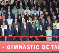 Su Majestad el Rey y autoridades durante la interpretación del himno nacional