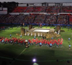 Vista general del “Nou Estadi” de Tarragona durante el desfile de las delegaciones al paso de la española