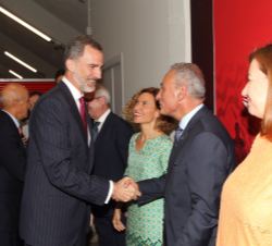 Don Felipe durante los saludos de bienvenida
