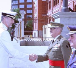Su Majestad el Rey recibe el saludo del jefe de Estado Mayor de la Defensa, el general de Ejército, Fernando Alejandre Martínez