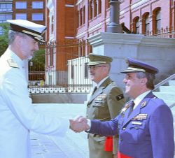 Su Majestad el Rey recibe el saludo del director del Centro Superior de Estudios de la Defensa Nacional, teniente general, Rafael Sánchez Ortega