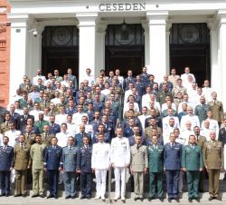 Su Majestad el Rey con los miembros del curso