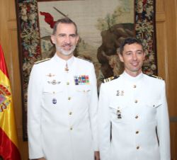 Su Majestad el Rey junto al número uno del Curso, capitán de Corbeta del Cuerpo General de la Armada, Jaime Muñoz Delgado Pérez