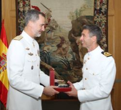 Su Majestad el Rey con el número uno del Curso, capitán de Corbeta del Cuerpo General de la Armada, Jaime Muñoz Delgado Pérez