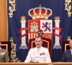 Su Majestad el Rey en la mesa presidencial del Aula Magana