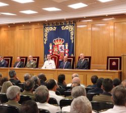 Su Majestad el Rey durante las palabras del director de la ESFAS