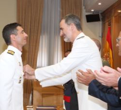 Su Majestad el Rey impuso la condecoración y entregó el diploma al número uno del curso, capitán de Corbeta del Cuerpo General de la Armada, Jaime Muñ