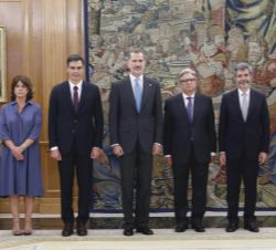 Don Felipe acompañado por el presidente del Gobierno; la ministra de Justicia, el presidente del Tribunal Supremo y del Consejo General del Poder Judi
