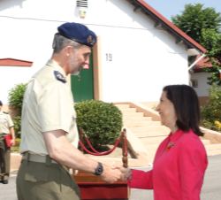 A su llegada a la Base de Retamares, Su Majestad el Rey recibe el saludo de la ministra de Defensa, Margarita Robles