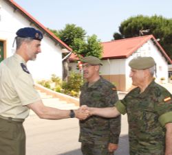 Su Majestad el Rey recibe el saludo del comandante del Mando de Operaciones, teniente general, Fernando José López del Pozo