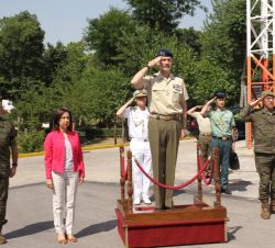 Su Majestad el Rey durante los Honores de Ordenanza