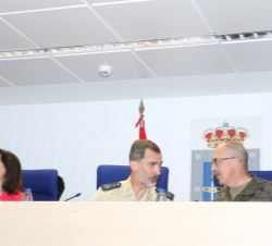 Su Majestad el Rey en el Centro de Conducción de Operaciones Conjuntas conversa con el jefe de Estado Mayor de la Defensa