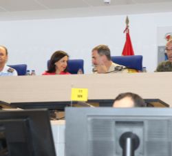 Su Majestad el Rey en el Centro de Conducción de Operaciones Conjuntas conversa con la ministra de Defensa