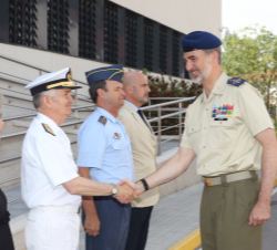 Don Felipe durnte los saludos de las autoridades civiles y militares
