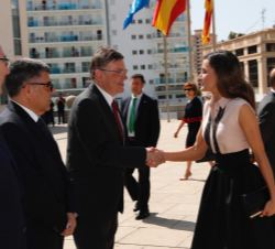 Su Majestad la Reina recibe saludo del presidente de la Generalitat Valenciana, Ximo Puig