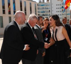 Su Majestad la Reina recibe saludo del presidente de la Federación Mundial de Sordociegos, Geir Jensen