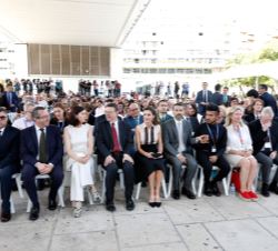 Su Majestad la Reina acompañada por las autoridades asistentes al acto
