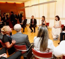 Su Majestad la Reina durante la reunión de trabajo con la Junta Directiva de la Federación Mundial de Sordociegos
