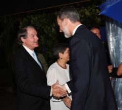 Su Majestad el Rey recibe el saludo del presidente de la Fundación Princesa de Girona, Francisco Belil