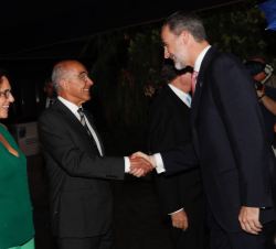 Su Majestad el Rey recibe el saludo del secretario de la Fundación Princesa de Girona, Enric Brancòs