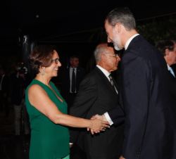 Su Majestad el Rey recibe el saludo de la directora de la Fundación Princesa de Girona, Mónica Margarit