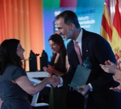 Su Majestad el Rey hace entrega del Premio Investigación Científica 2018 ex aequo a María Escudero Escribano