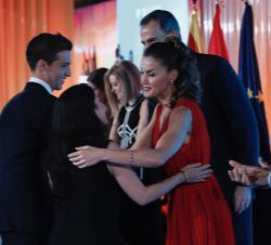 Sus Majestades los Reyes en la entrega del Premio FPdGi Entidad Internacional 2018 a "Article 1" que recogen Sofía Larousse e Ignacio Martín