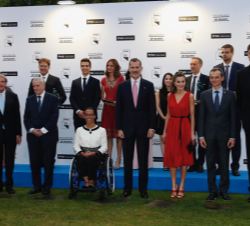 Sus Majestades los Reyes junto a los premiados, autoridades y participantes en el diálogo inaugural