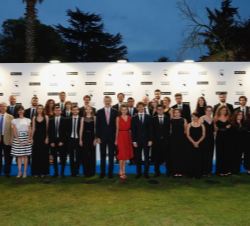 Sus Majestades los Reyes junto a los componentes de la Joven Orquesta de Extremadura (JOEX)