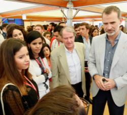 Don Felipe conversa con los asistentes el encuentro