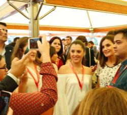Doña Letizia con asistentes al ecuentro