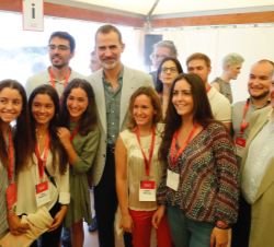 Don Felipe con asistentes al ecuentro