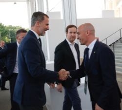 Su Majestad el Rey recibe el saludo del presidente de la Real Federación Española de Fútbol, Luis Rubiales, a su llegada al Estadio Luzhnikí Moscú 