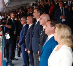 Don Felipe durante la interpretación de los Himnos Nacionales