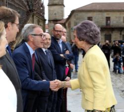 Su Majestad la Reina Doña Sofía recibe el saludo del ministro de Cultura y Deporte, José Guirao